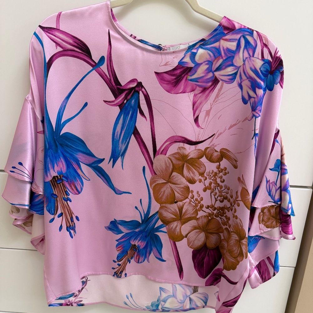 Beautiful silk top, flowing sleeves, Small